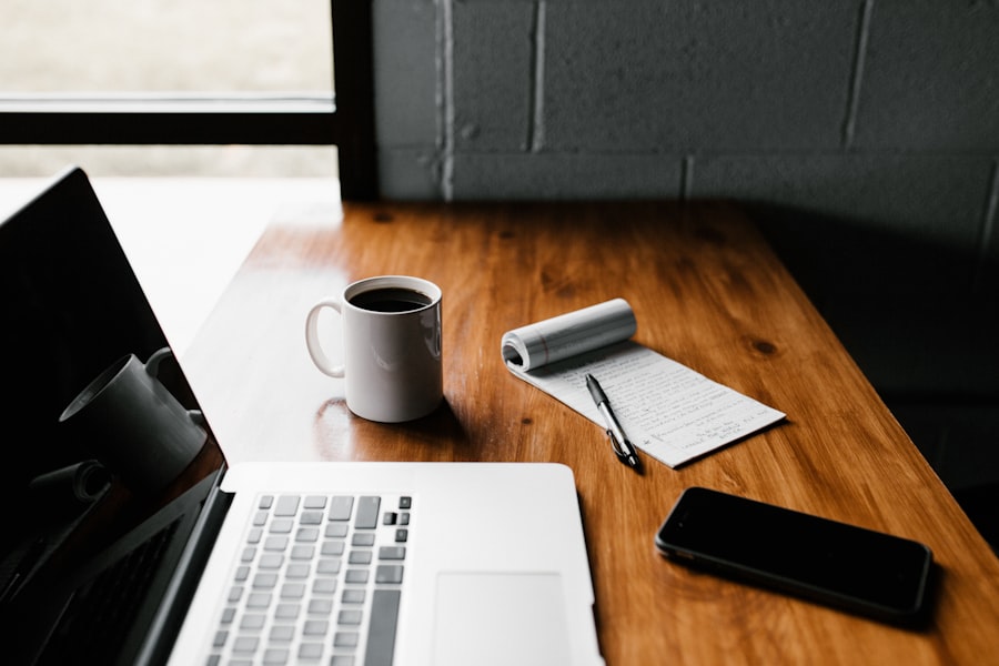 Espacio de trabajo profesional con laptop y documentos para edición de currículum