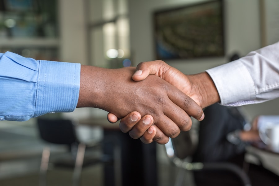 Profesionales en proceso de contratación laboral con entrevista presencial